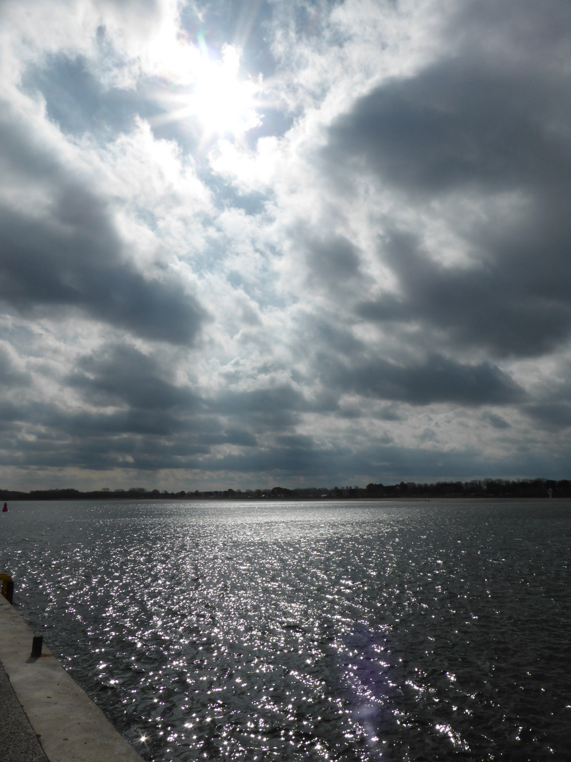 Sonnen-Wolkenspiel am Meer