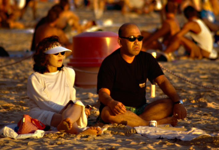 Sonnenanbeter - Sonnenuntergang am Strand von Waikiki, Hawaii