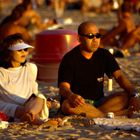 Sonnenanbeter - Sonnenuntergang am Strand von Waikiki, Hawaii