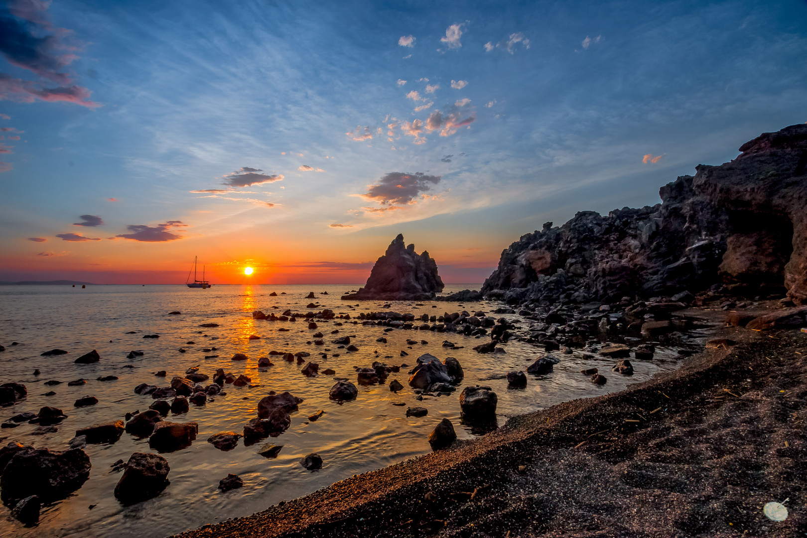 Sonnenaufgang 1 - Bucht mit schwarzem Kies