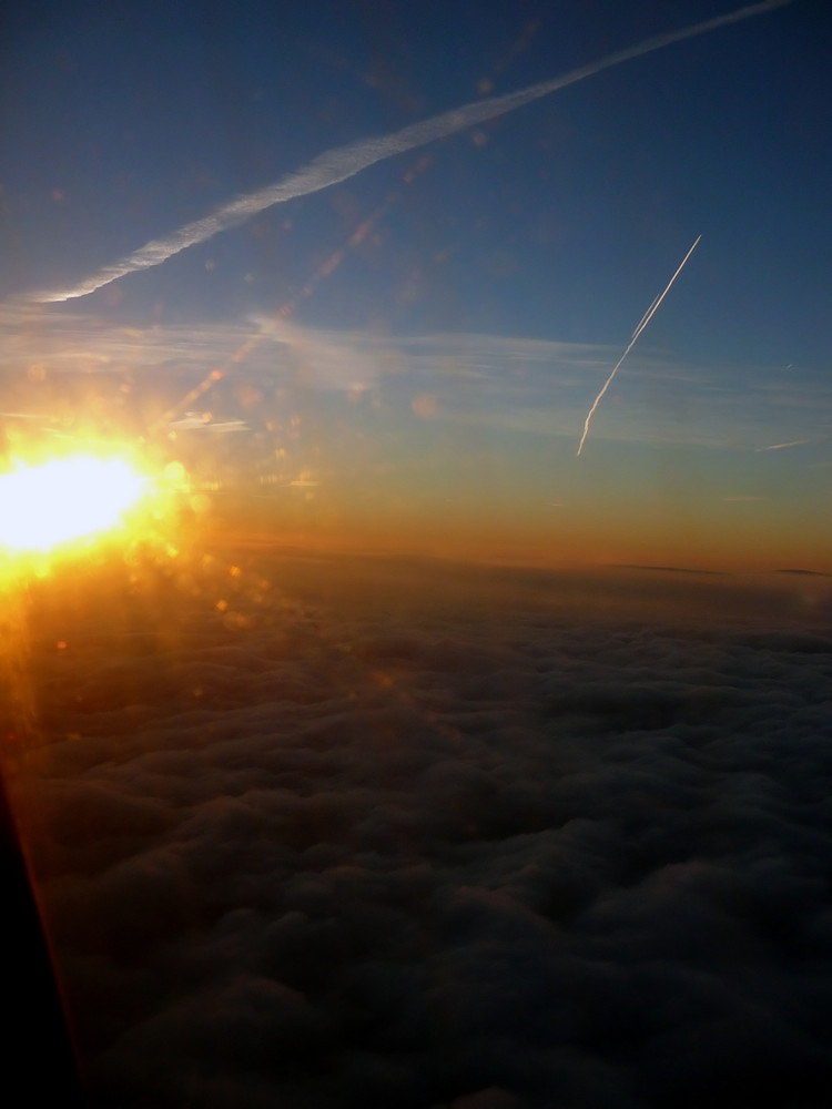 Sonnenaufgang 10.000 Meter über dem Meer...