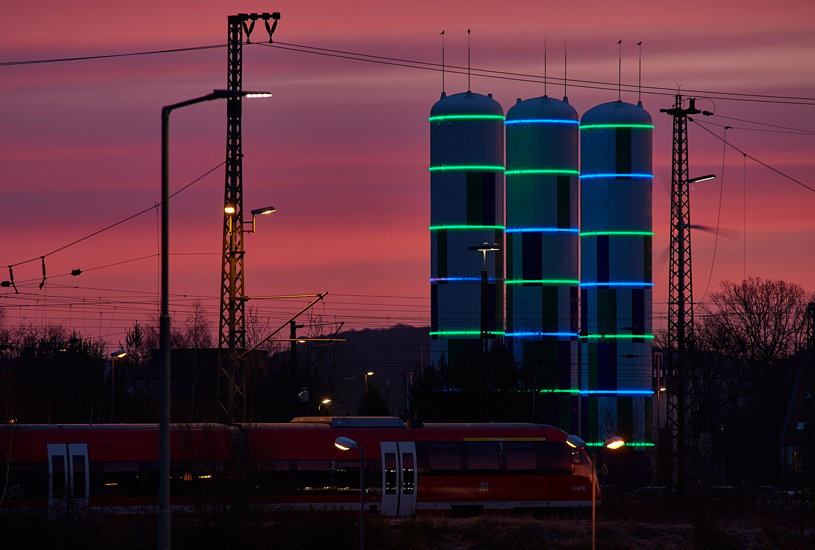 Sonnenaufgang 13. Februar 2020, im Hintergrund die Wärmespeicher der SWK, der preisgekrönte..