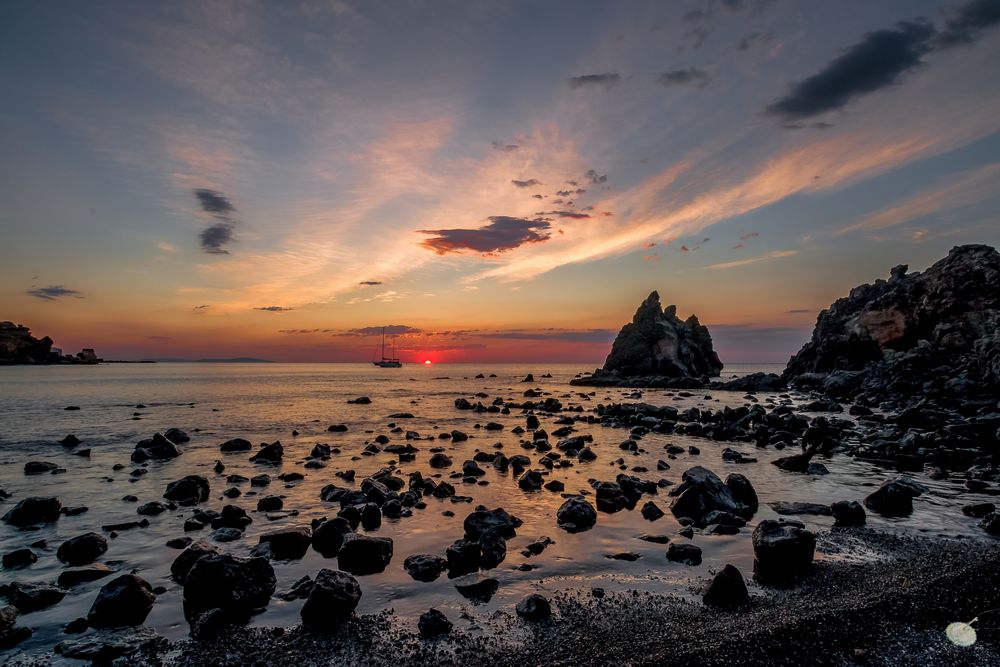 Sonnenaufgang 2 - Bucht mit schwarzem Kies