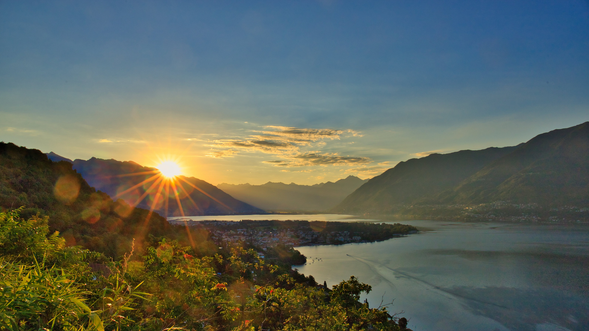 Sonnenaufgang am 1. August über Ascona