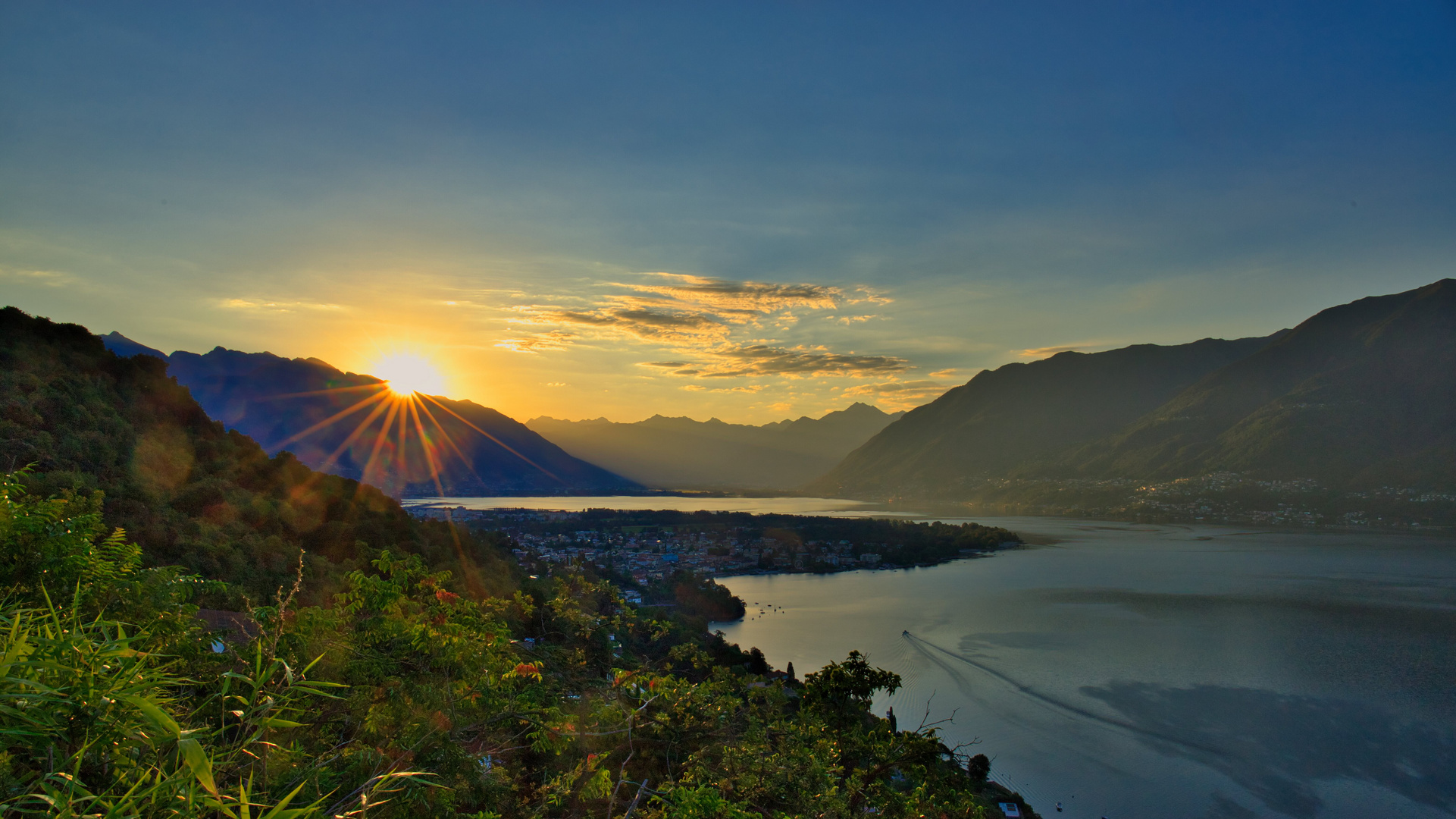 Sonnenaufgang am 1. August über Ascona