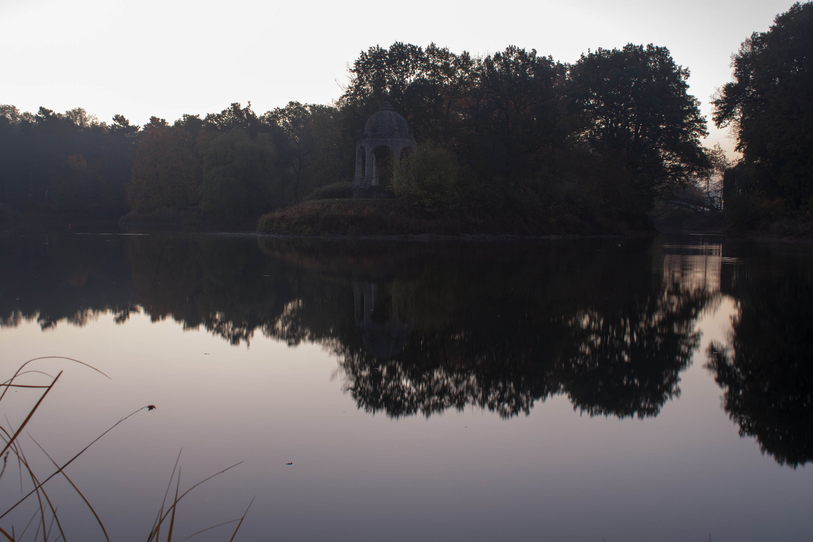 Sonnenaufgang am Adolf-Mittag-See im Rotehornpark in Magdeburg