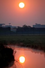 Sonnenaufgang am Airport Bremen