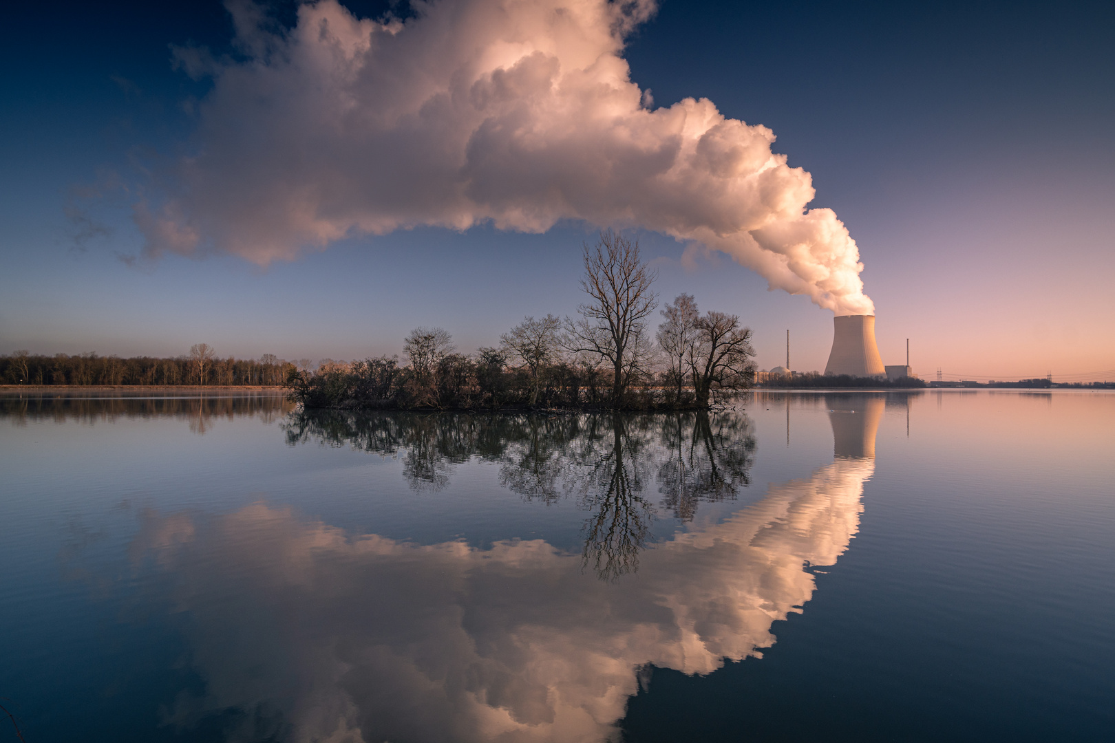 Sonnenaufgang am AKW Isar II