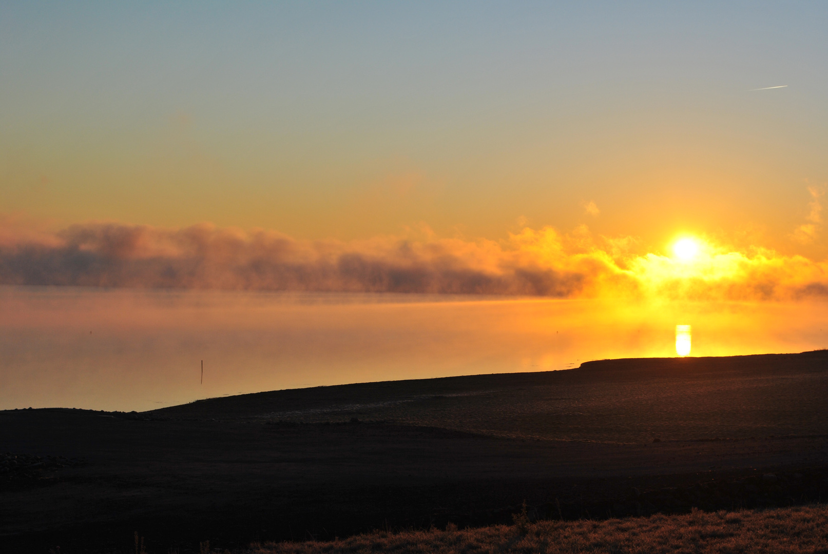 Sonnenaufgang am Bärwaldersee bei Nebel