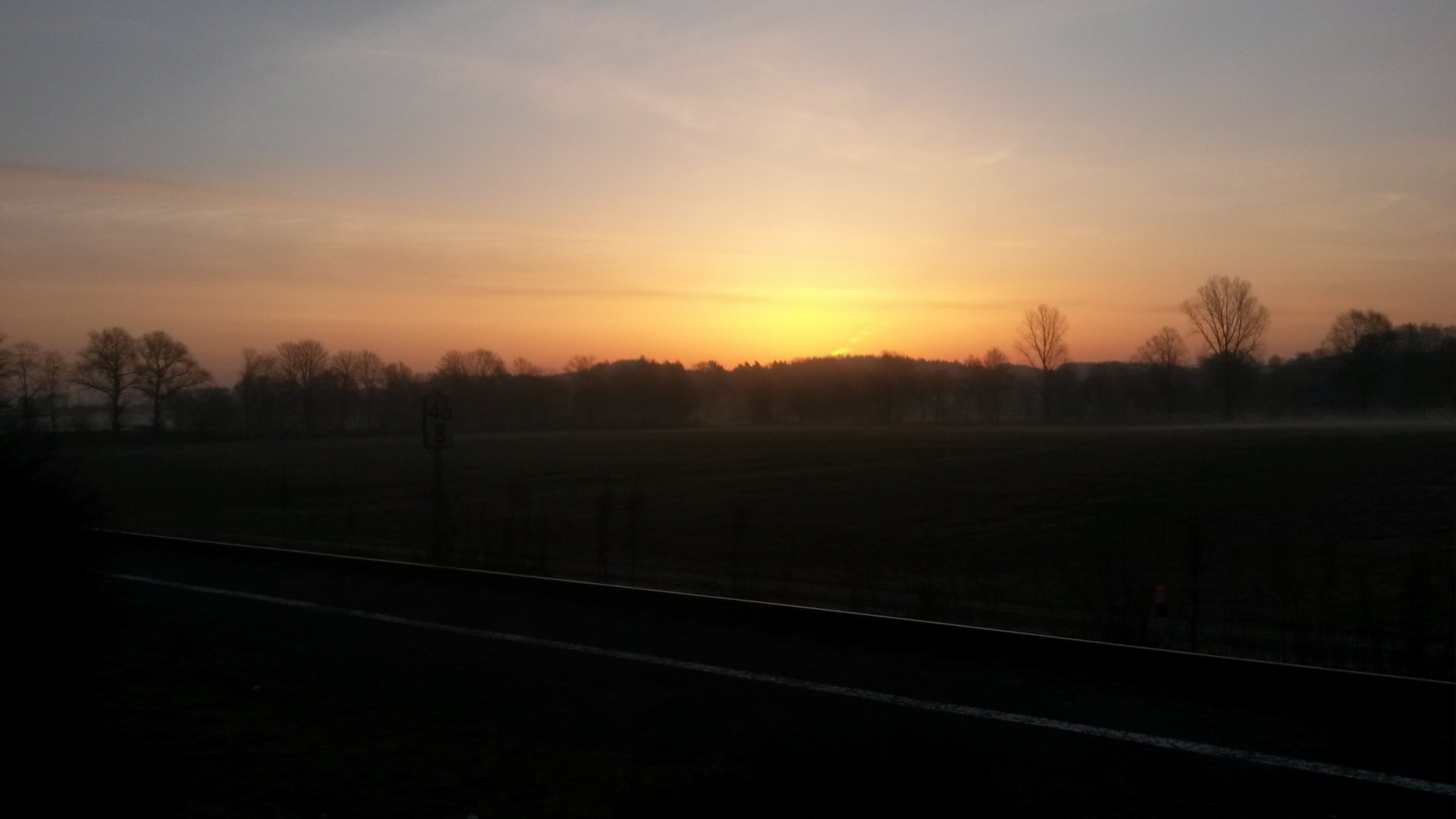 Sonnenaufgang am Bahnhof