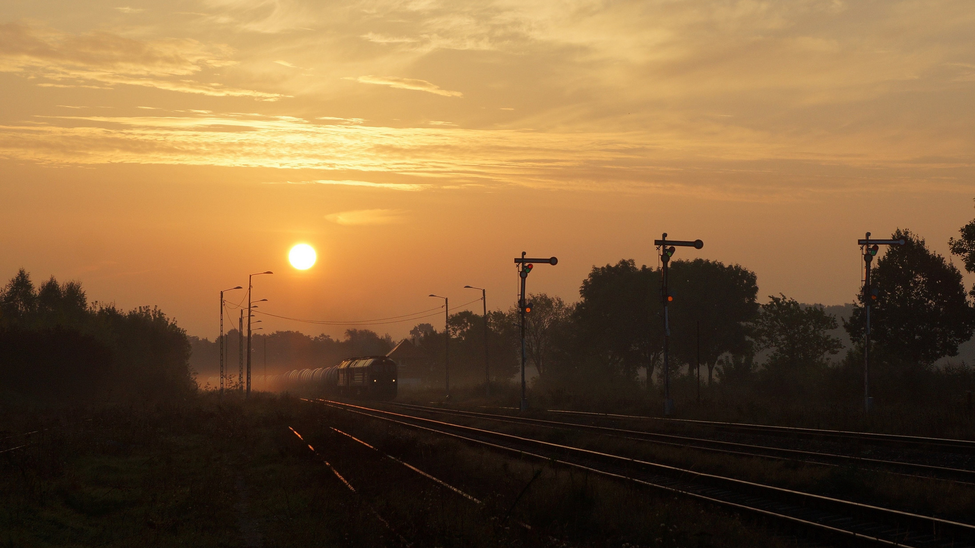 Sonnenaufgang am Bahnhof Bieniow