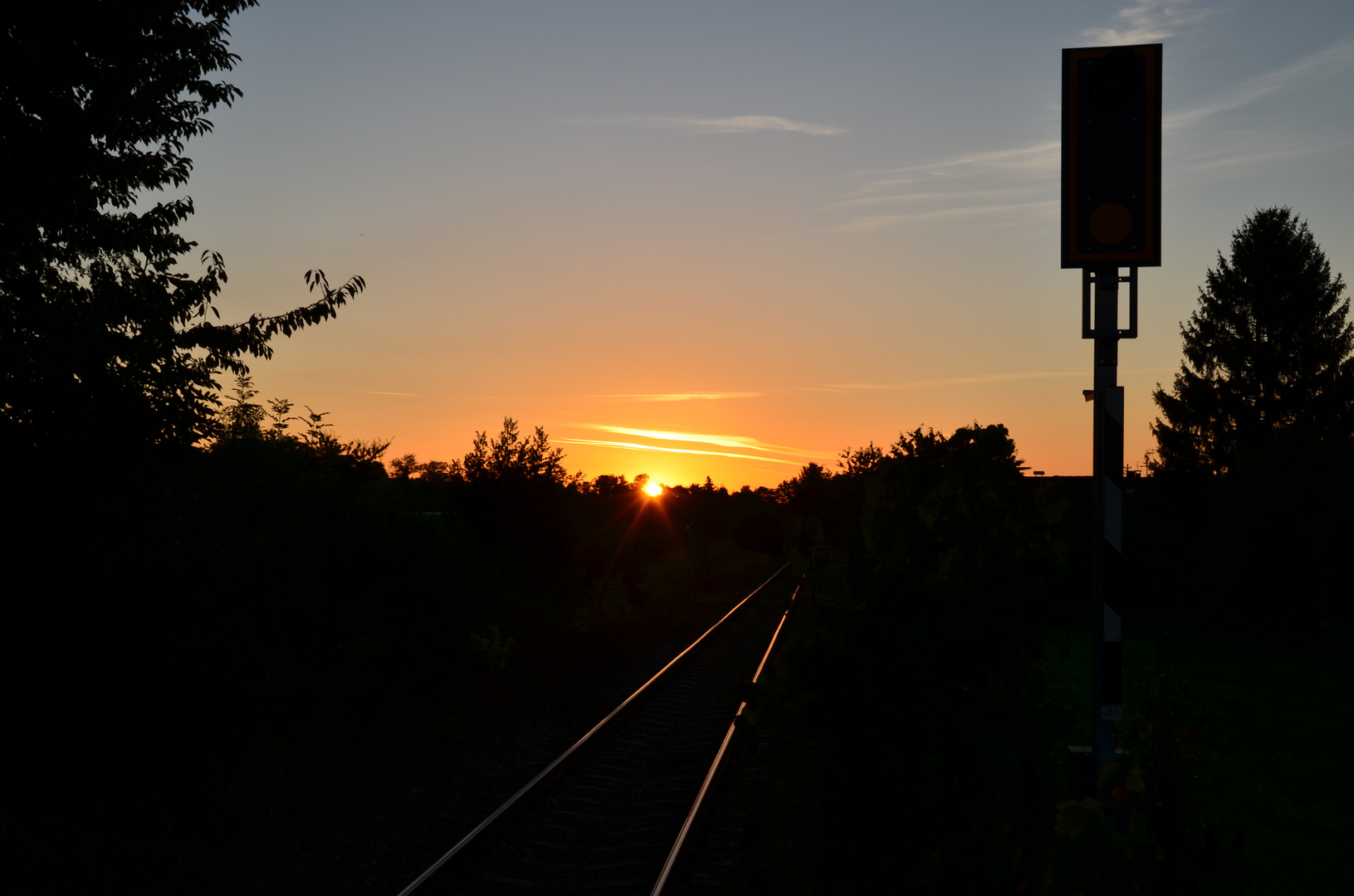 Sonnenaufgang am Bahnhof Kapellen-Drusweiler