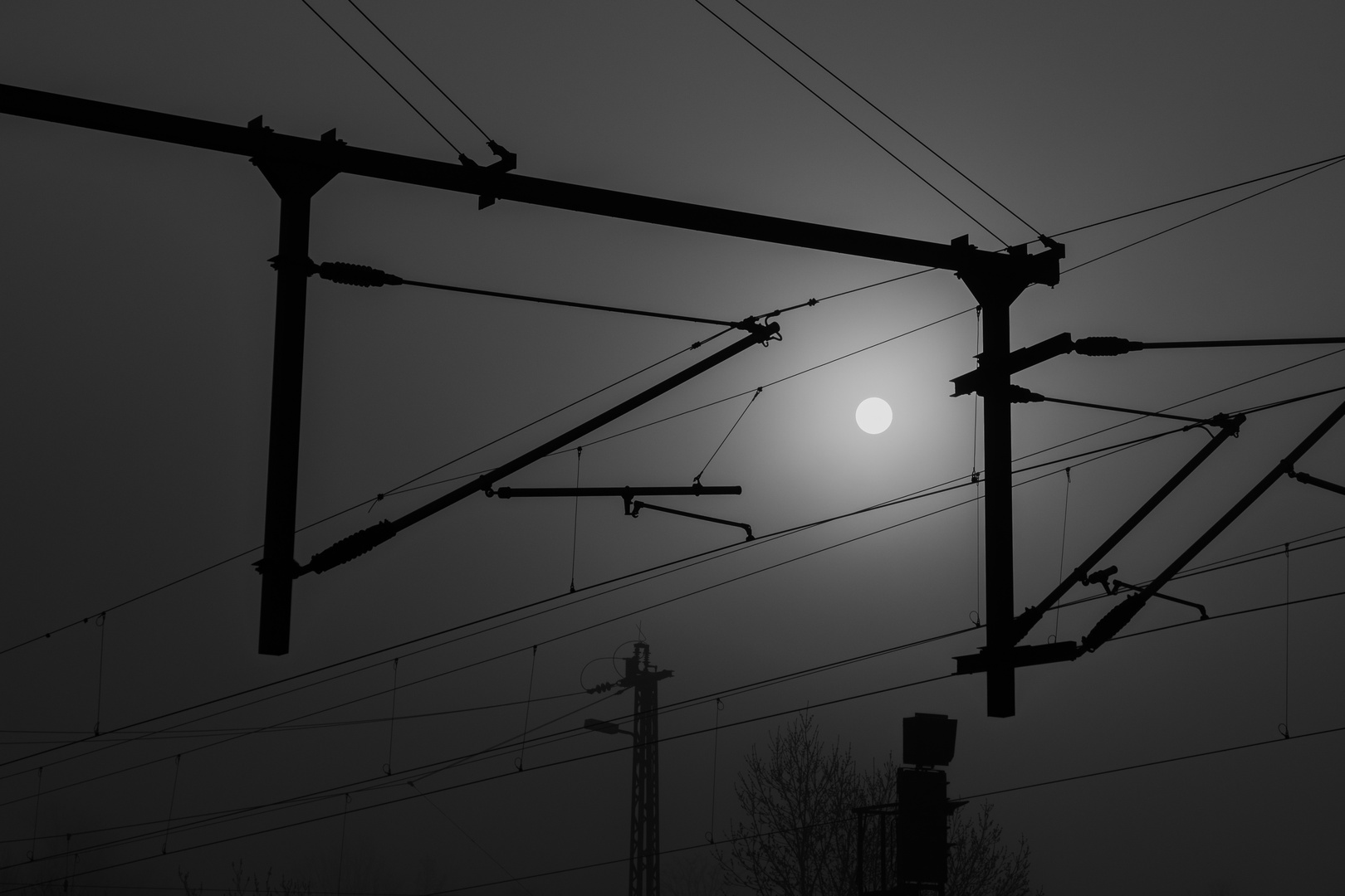 sonnenaufgang am bahnhof - nebel