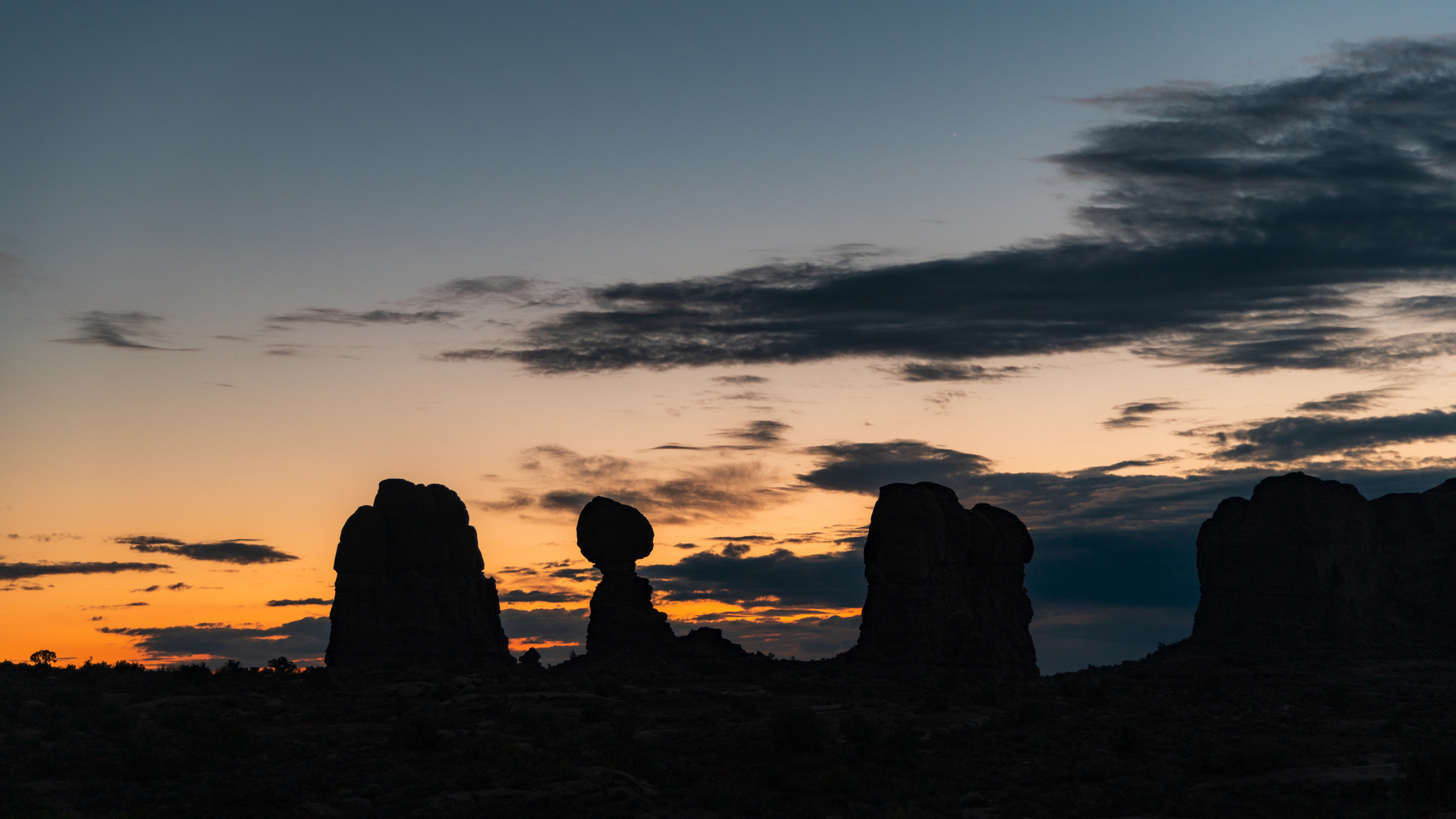 Sonnenaufgang am Balanced Rock - Arches Nationalpark (USA) (2023)