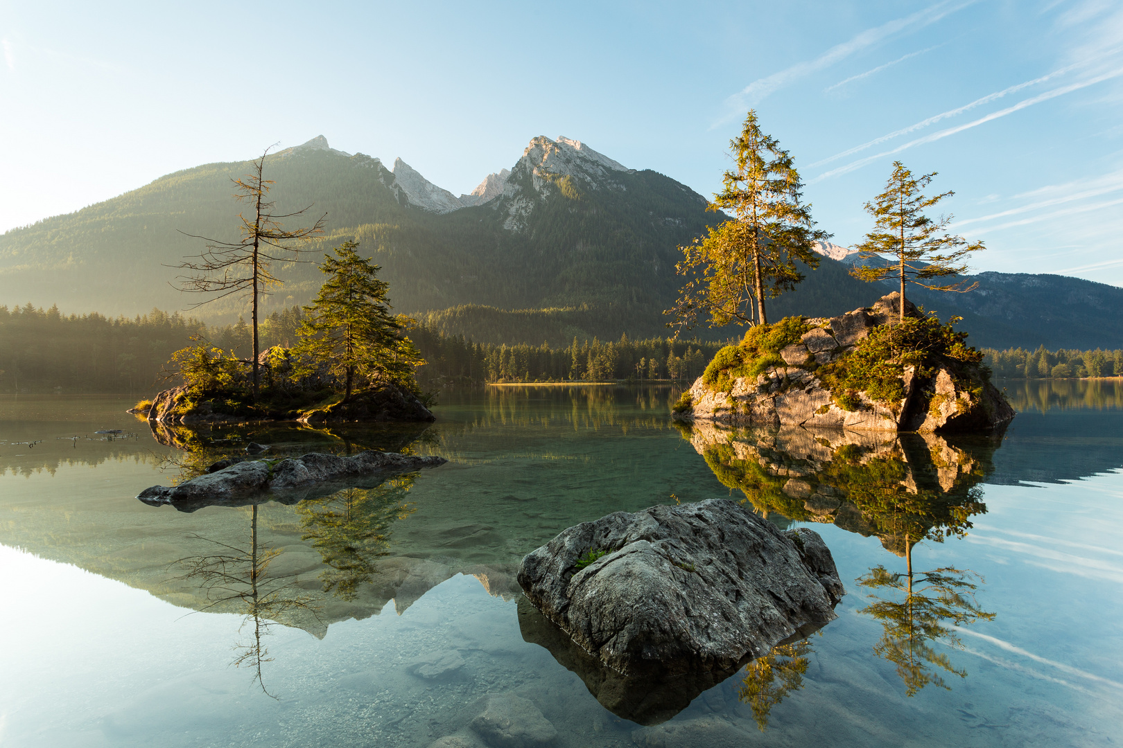 Sonnenaufgang am Bergsee