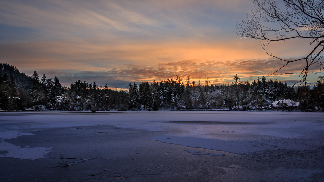 Sonnenaufgang am Bergsee