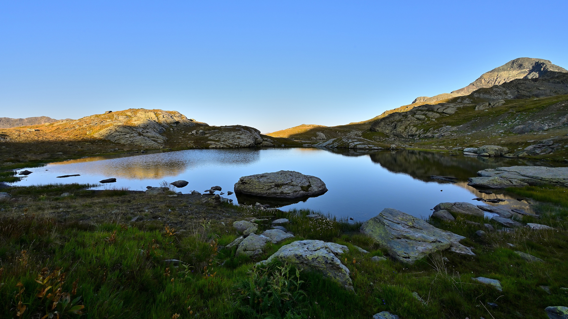 Sonnenaufgang am Bergsee