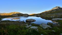 Sonnenaufgang am Bergsee