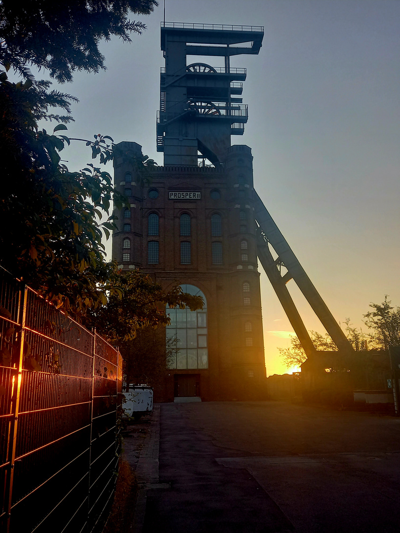 Sonnenaufgang am Bergwerk