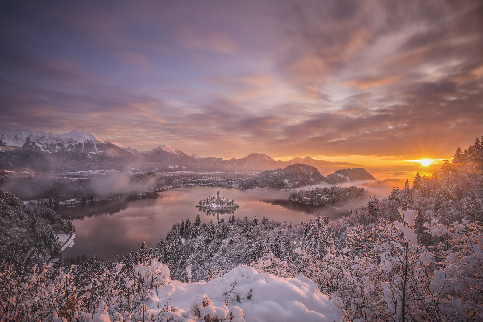 Sonnenaufgang am Bleder See (Slowenien)