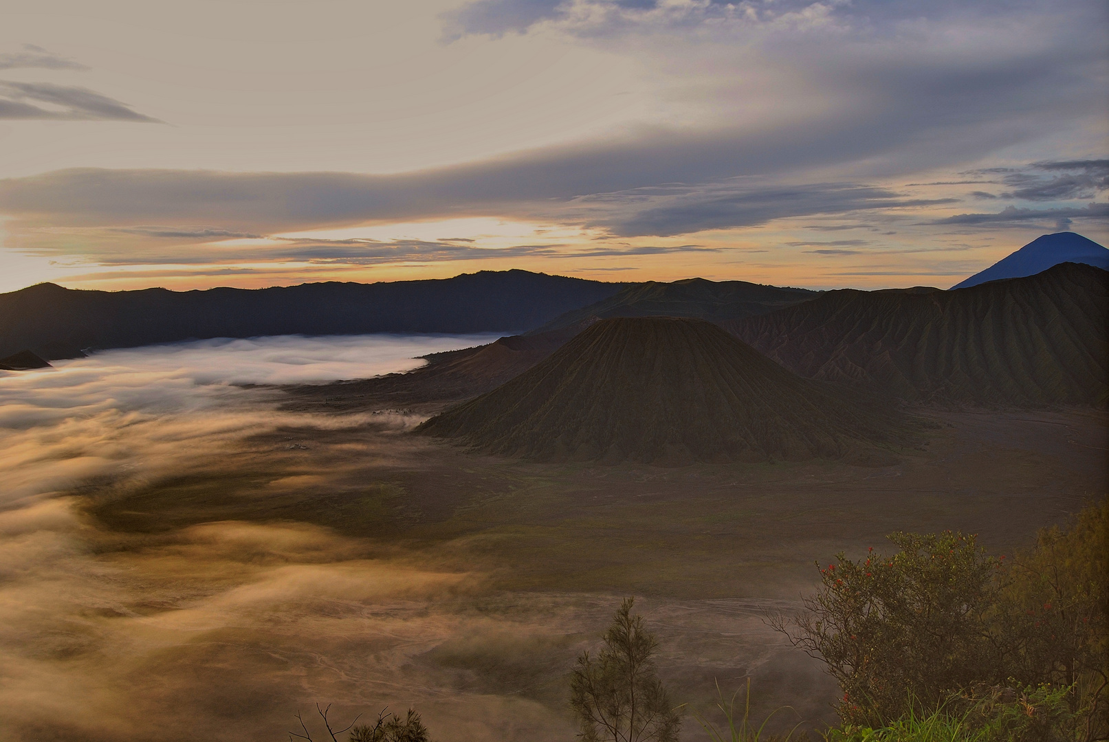 Sonnenaufgang am Bromokrater in Indonesien