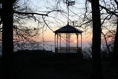 Sonnenaufgang am Dettweiler Tempel in Königstein