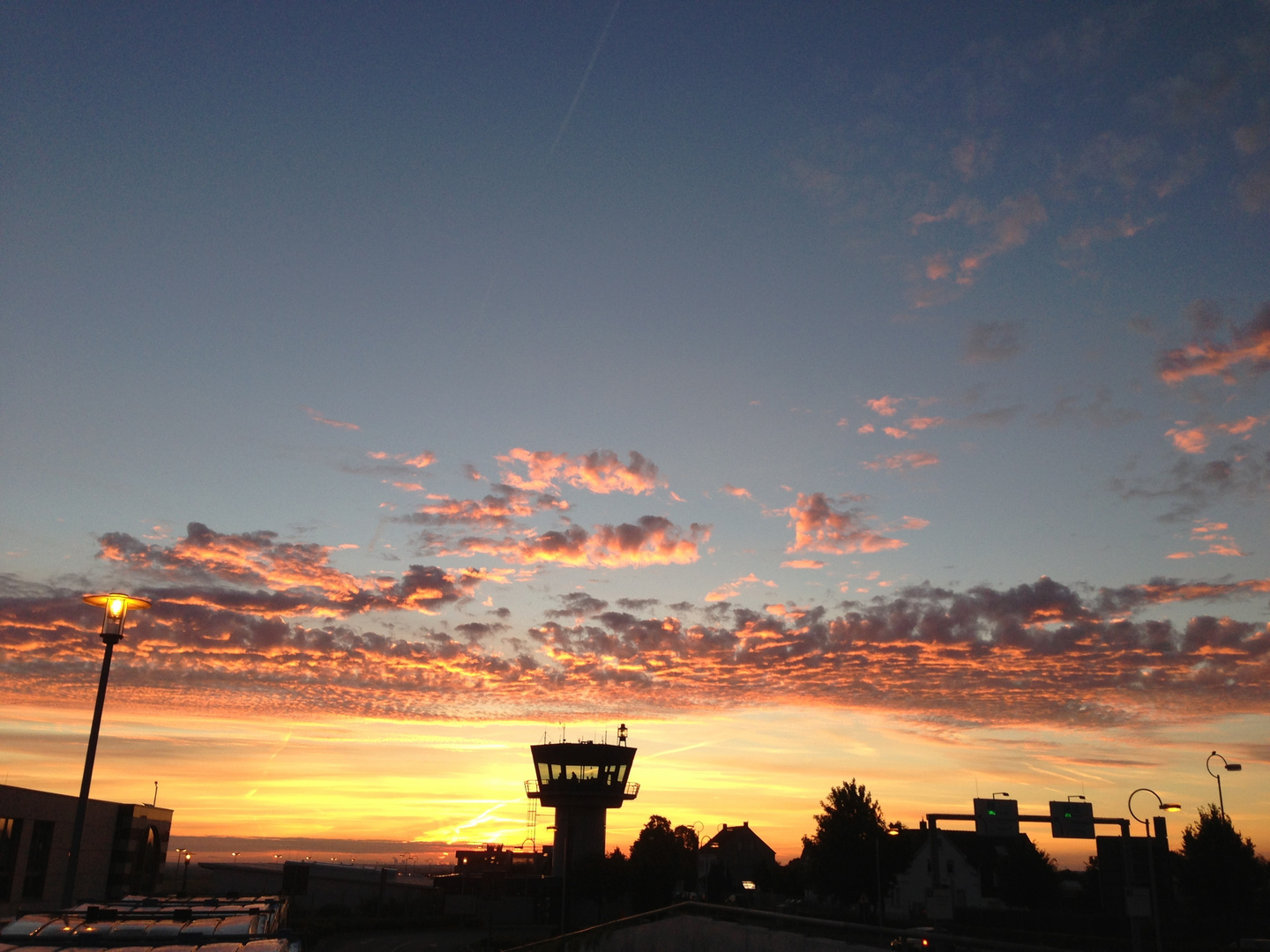 Sonnenaufgang am do. Airport