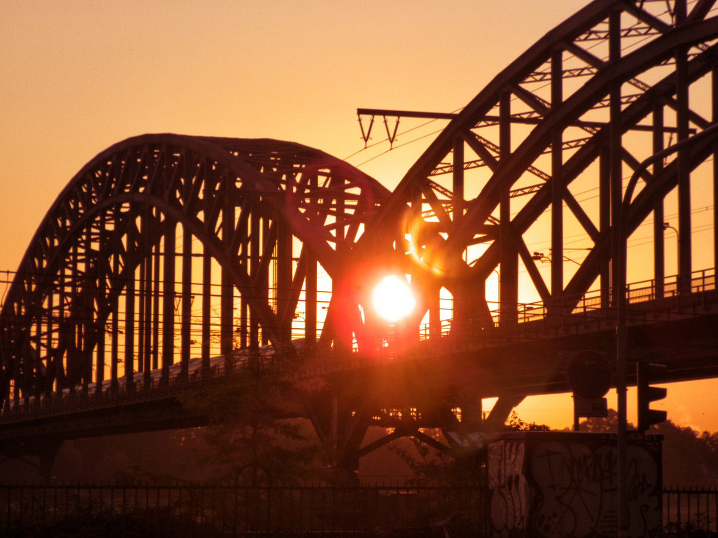 Sonnenaufgang am Eisenbahn Brücke in Köln