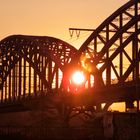 Sonnenaufgang am Eisenbahn Brücke in Köln