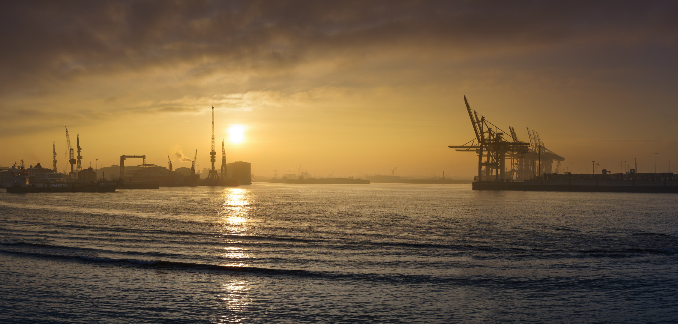 Sonnenaufgang am Fischmarkt in Hamburg 