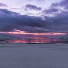 Sonnenaufgang am Fjord in Islands Osten