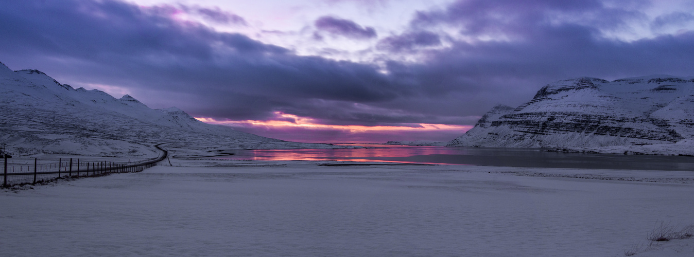 Sonnenaufgang am Fjord in Islands Osten