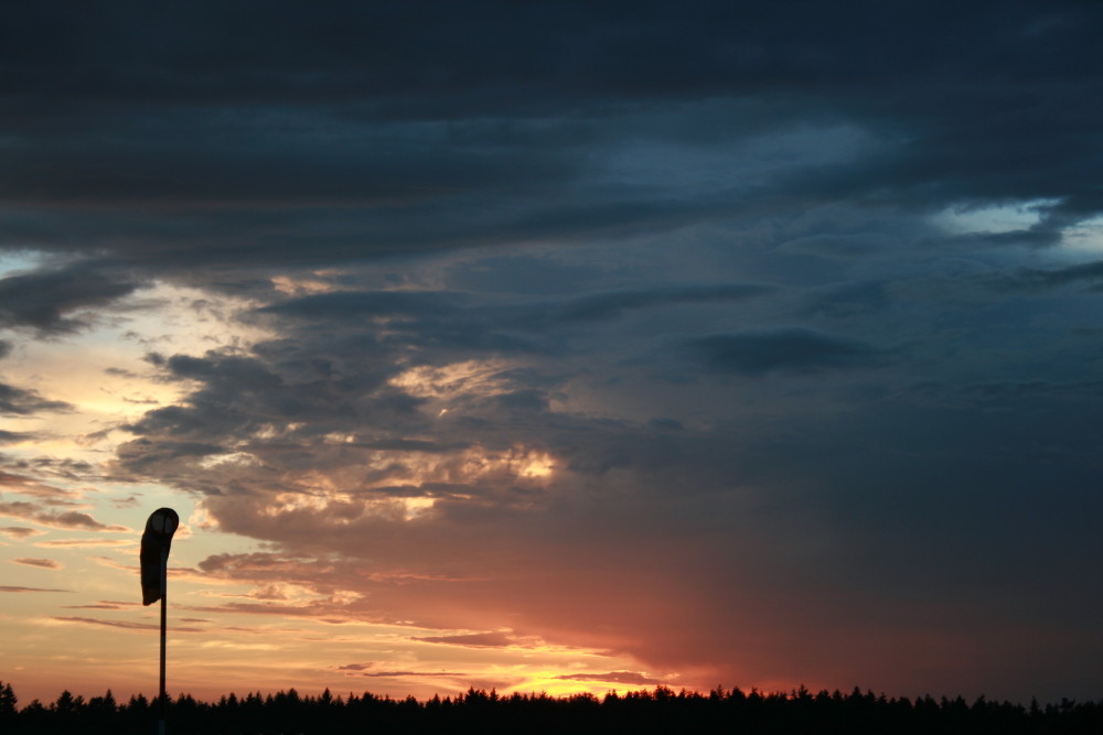 Sonnenaufgang am Flugfeld