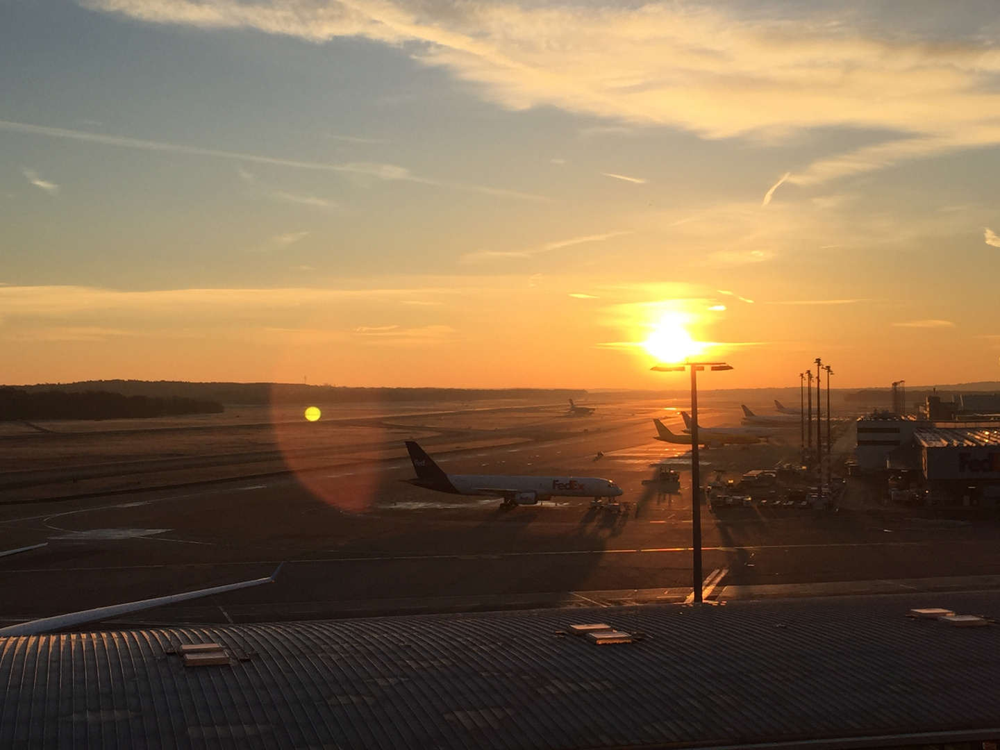 Sonnenaufgang am Flughafen