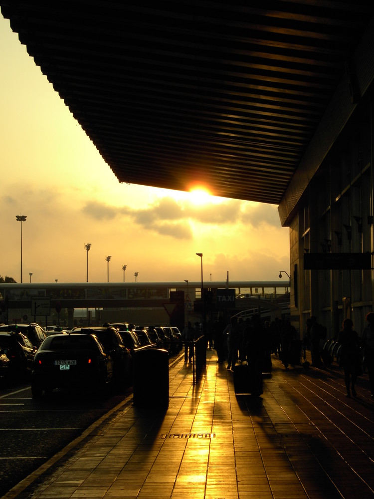 Sonnenaufgang am Flughafen von Barcelona