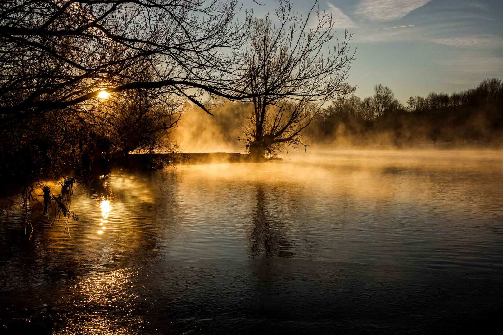 Sonnenaufgang am Fluss