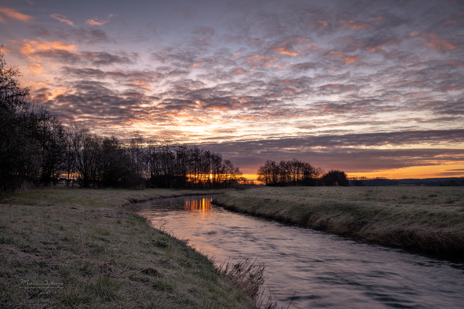 Sonnenaufgang am Fluß