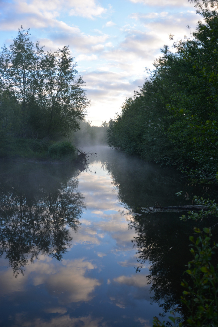 Sonnenaufgang am Fluss