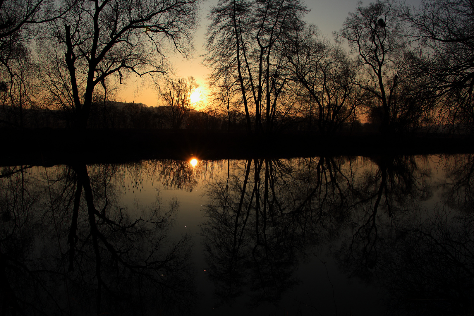 Sonnenaufgang am Fluss