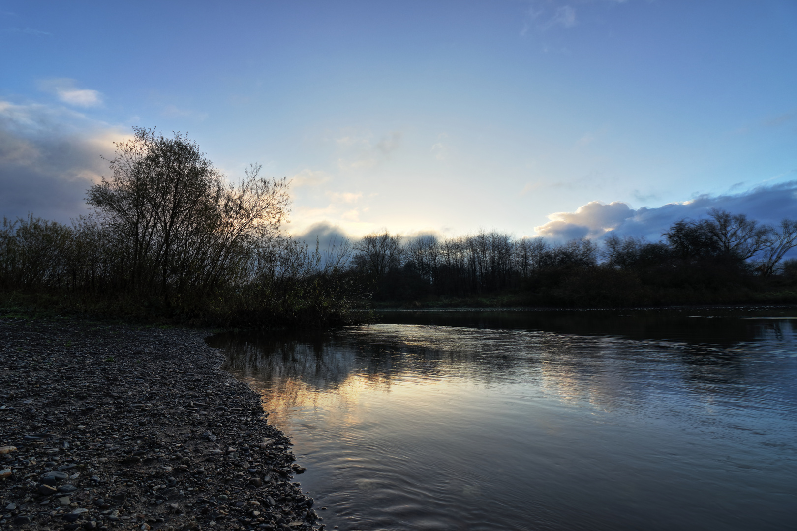 Sonnenaufgang am Flussufer