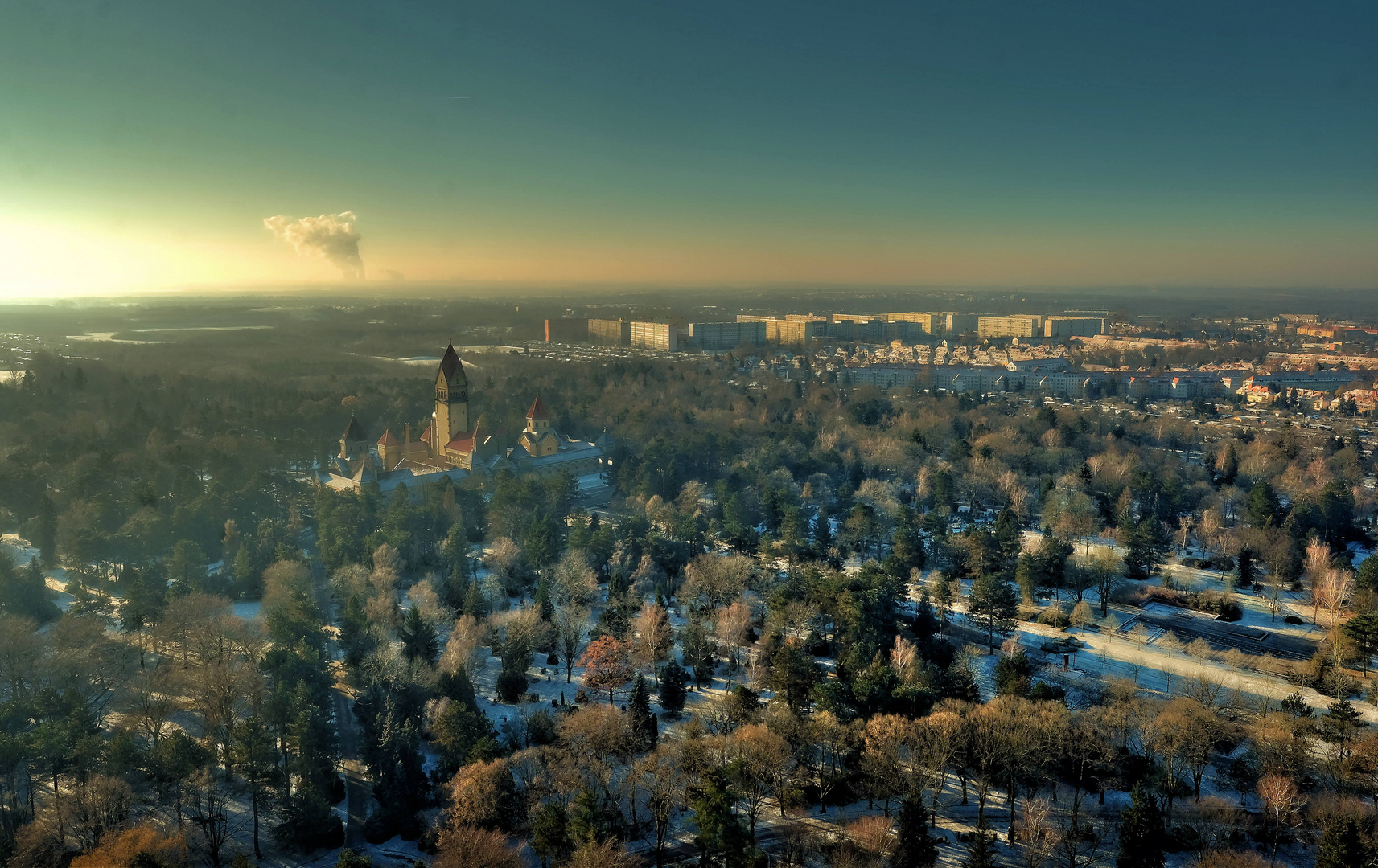 Sonnenaufgang am frühen Morgen nach eiskalter Winternacht über Leipzig-SüdWest