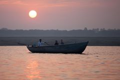 Sonnenaufgang am Ganges in Varanasi