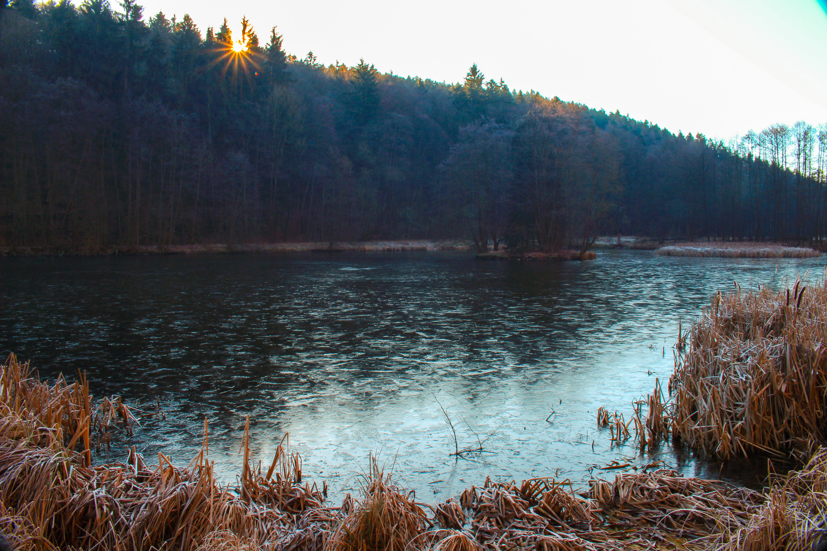 Sonnenaufgang am gefrorenen See