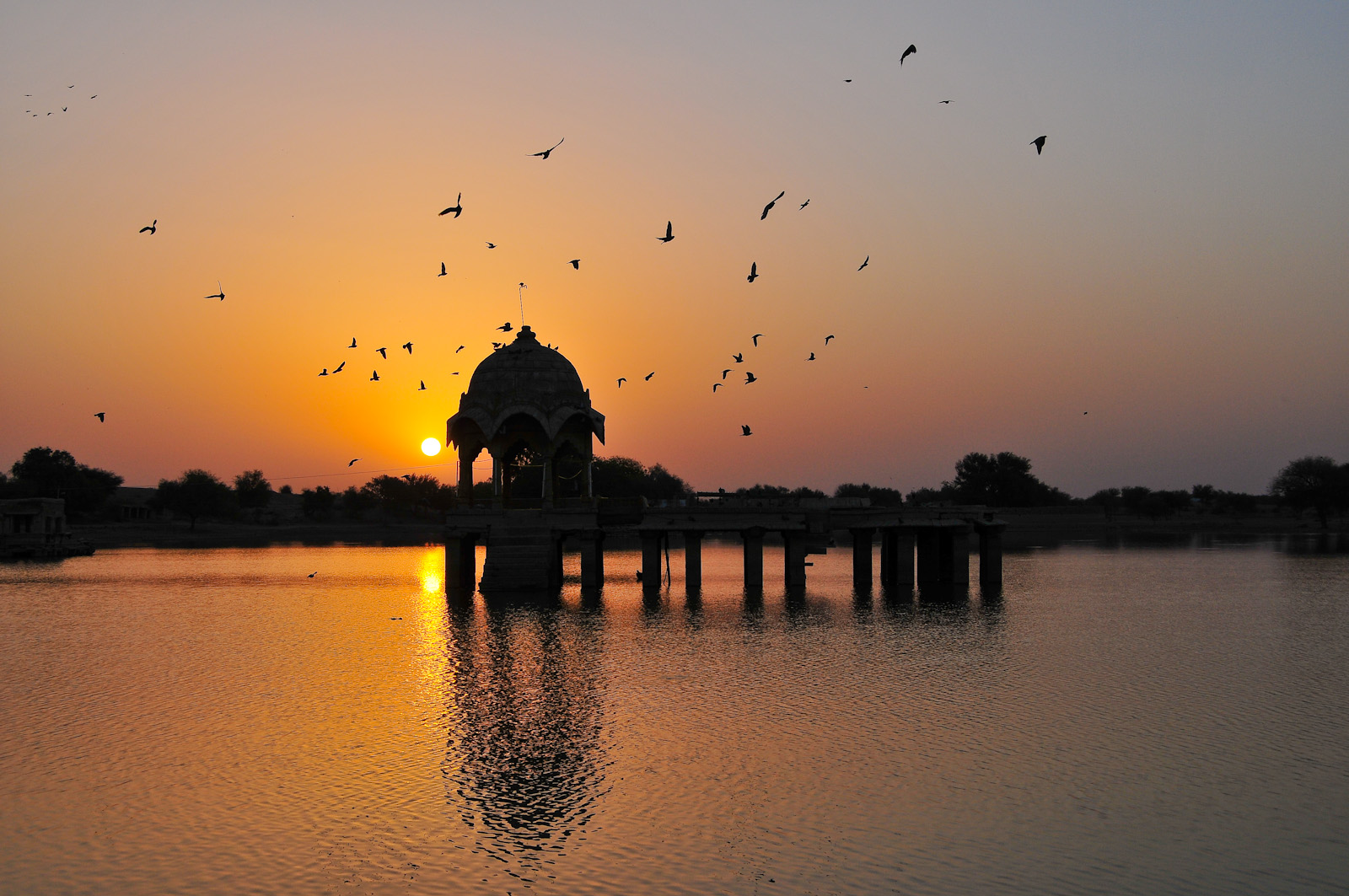 Sonnenaufgang am Gerisar-See in Jaisalmer