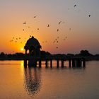 Sonnenaufgang am Gerisar-See in Jaisalmer