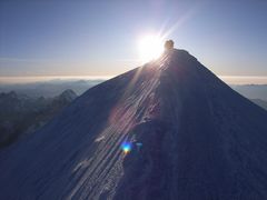 Sonnenaufgang am Gipfelgrat