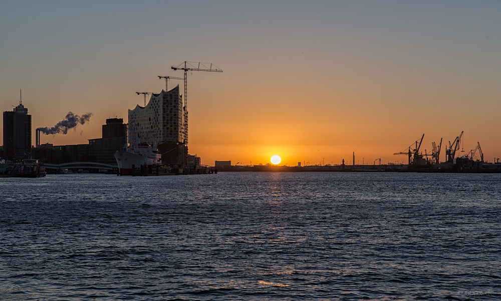 Sonnenaufgang am Hafen 080215 II