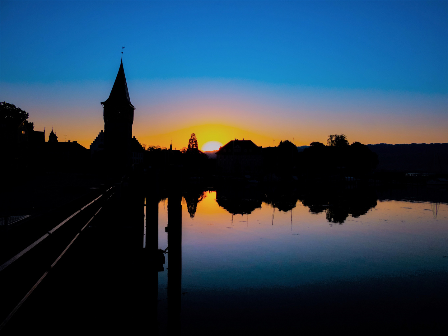 Sonnenaufgang am Hafen