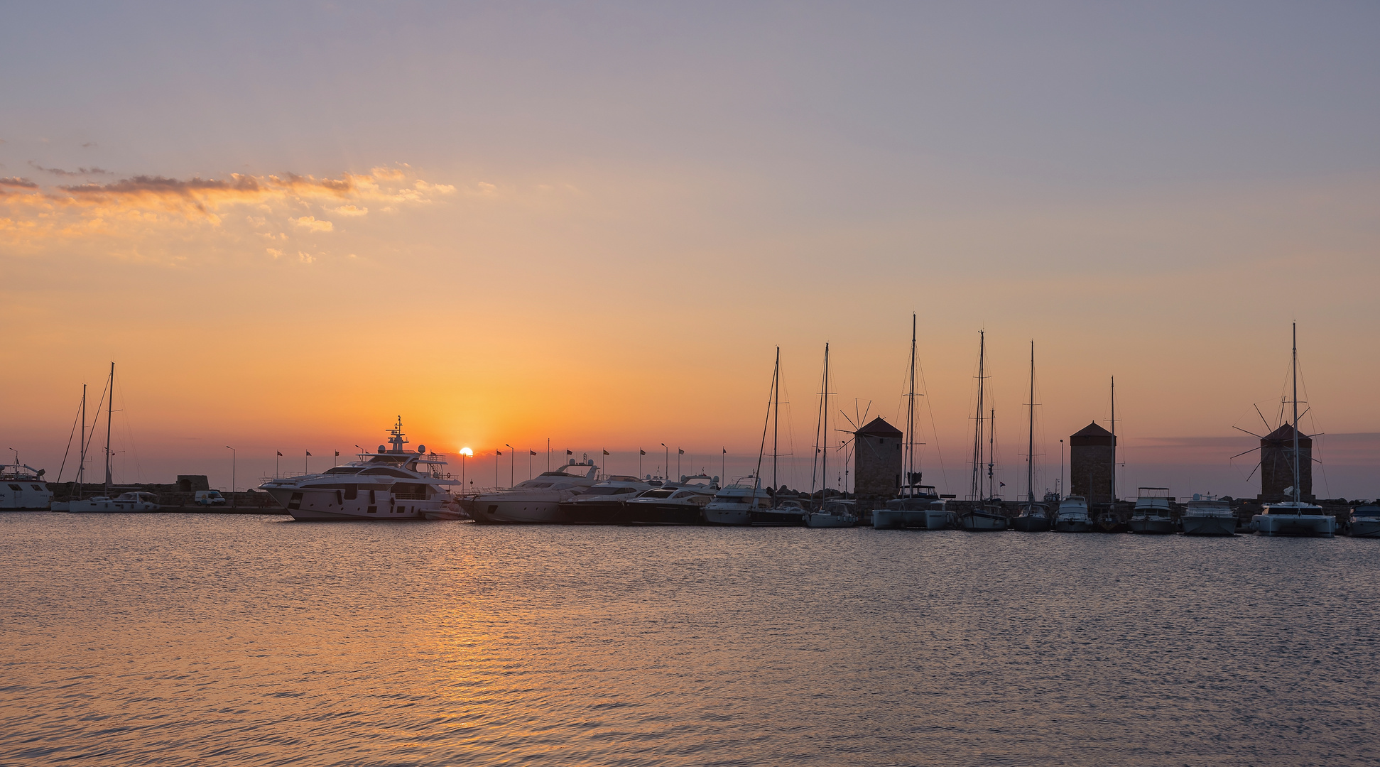 Sonnenaufgang am Hafen