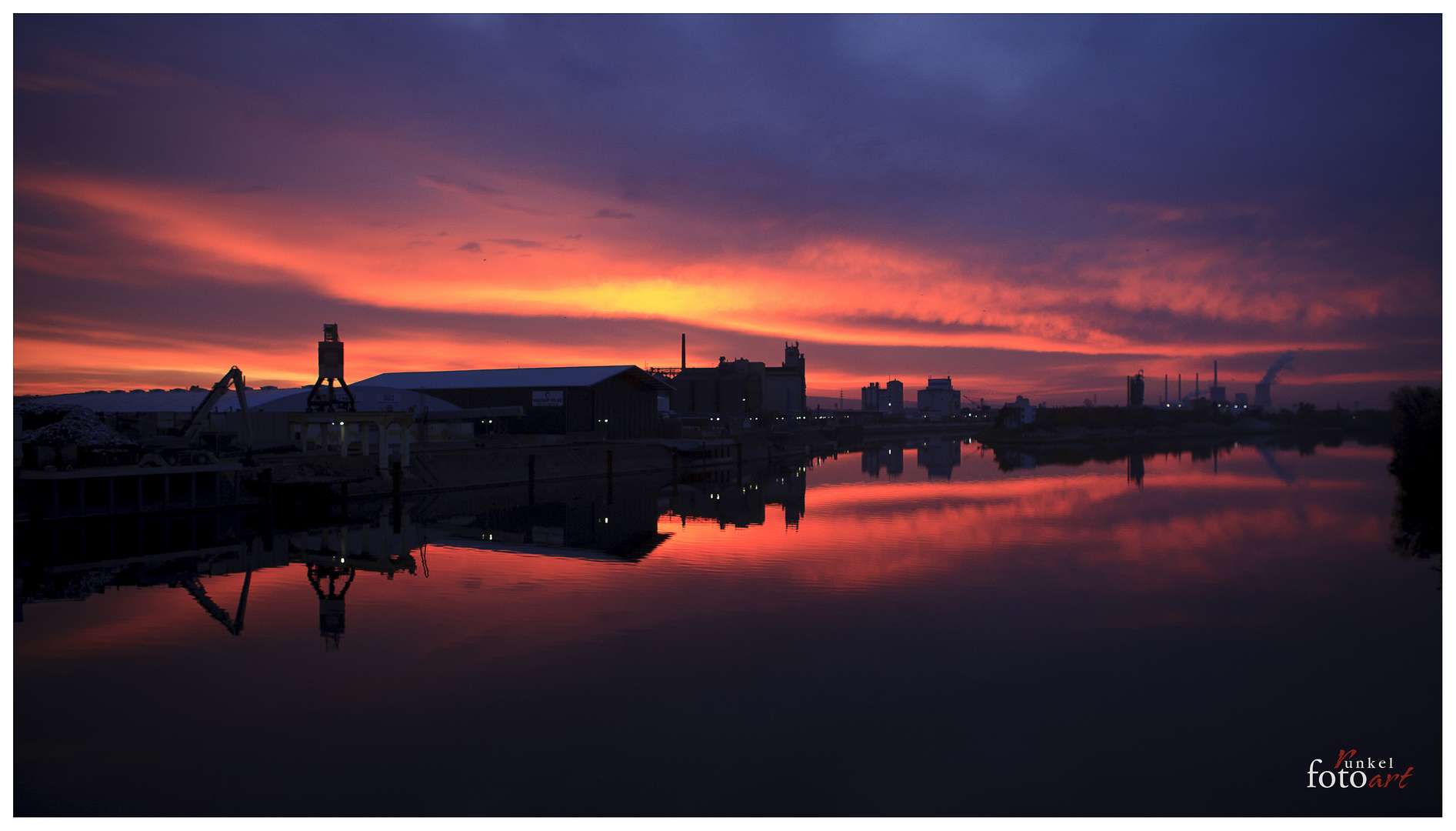 Sonnenaufgang am Hafen Hanau am Main 2011